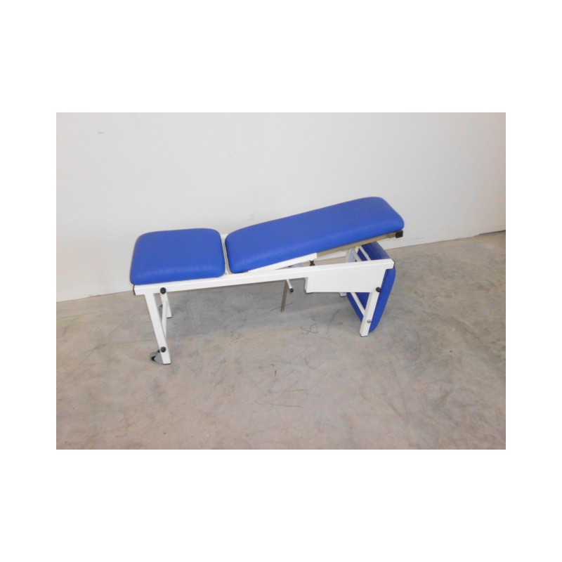 MKB Trainingsbank R2000 mit blauem Polster und Rollen