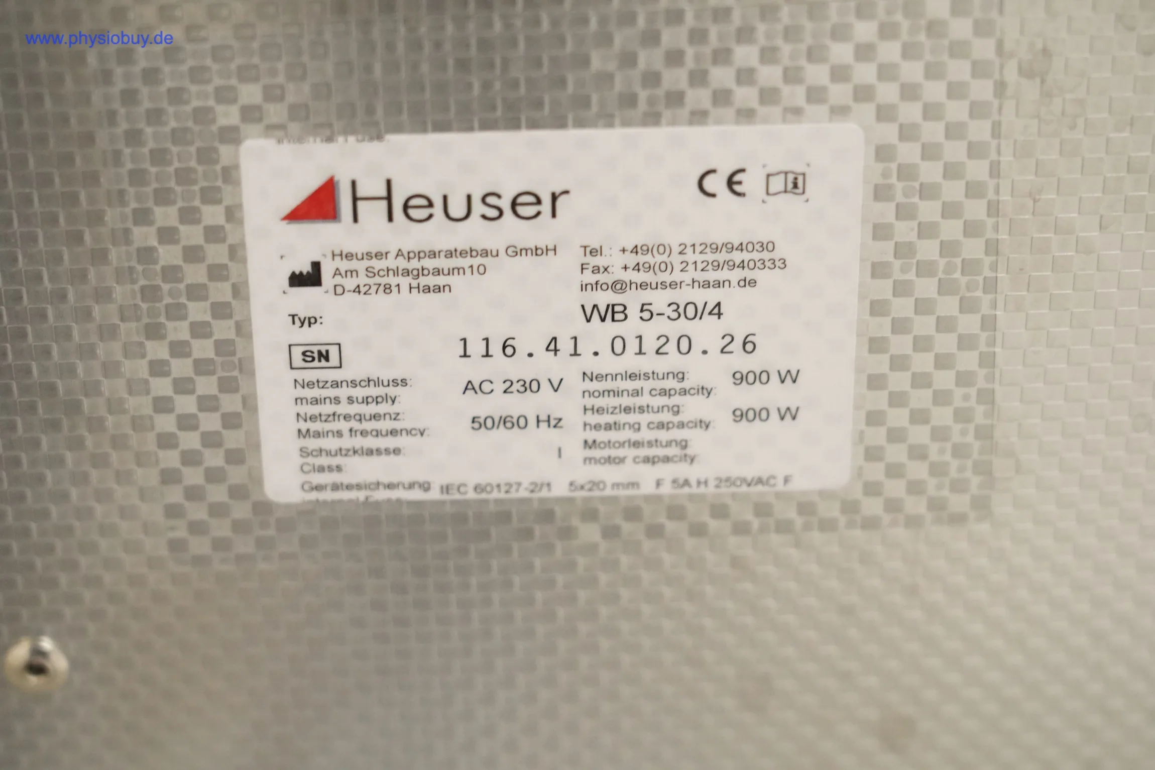 Typenschild des Heuser Wasserbads WB 5-30/4 mit Seriennummer, 230 Volt und 900 Watt auf geriffelter Metallfläche