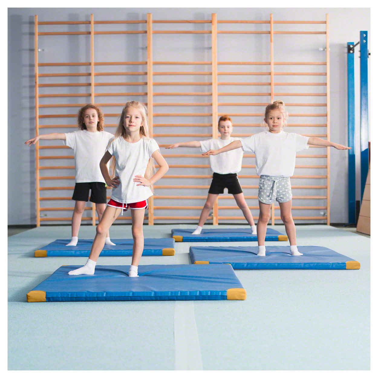 Leichtturnmatten in Blau mit Kindern bei der Gymnastik vor der Sprossenwand