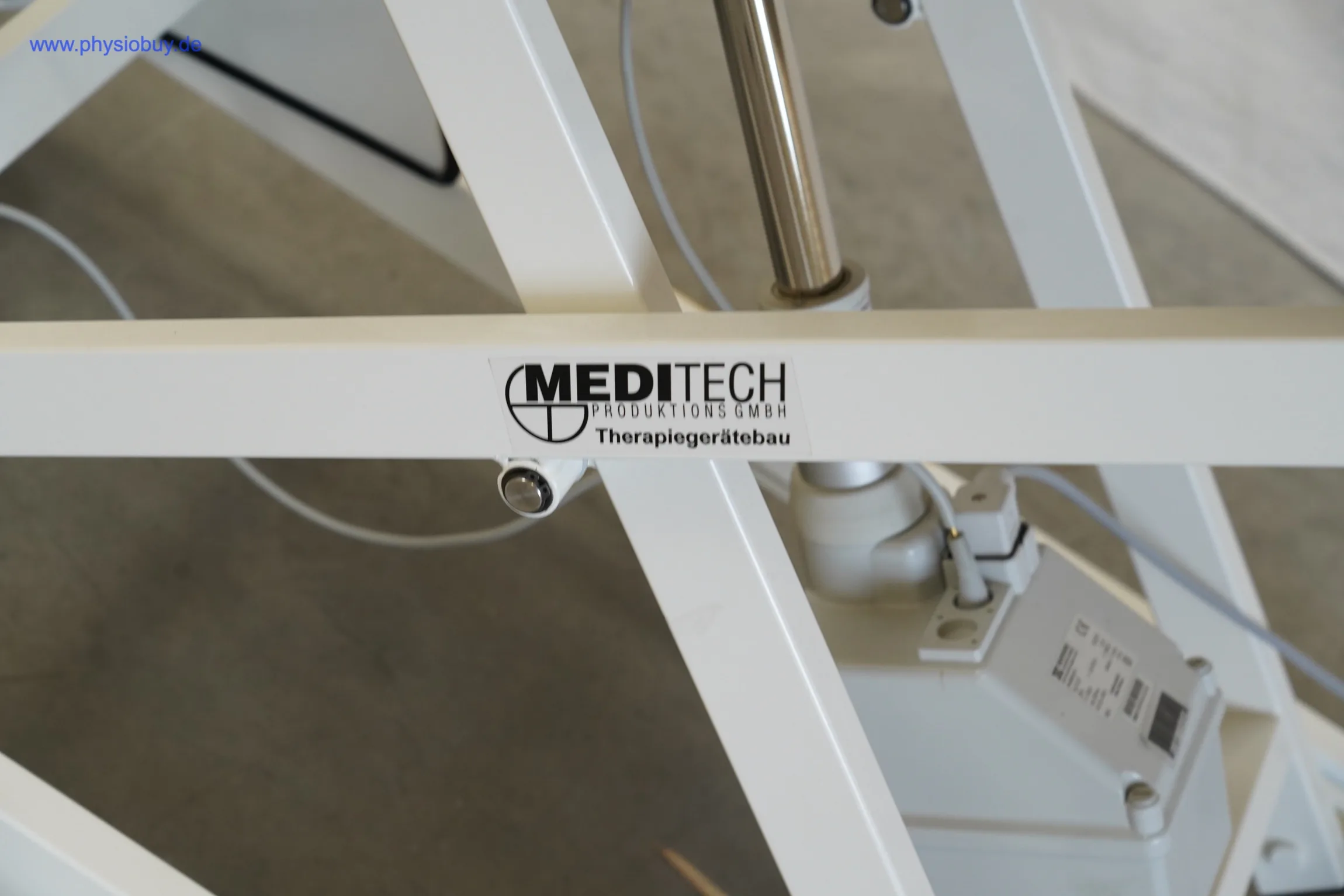 MediTech Therapieliege Vario Nr. 1, Nahaufnahme des Herstellerlogos am Gestell