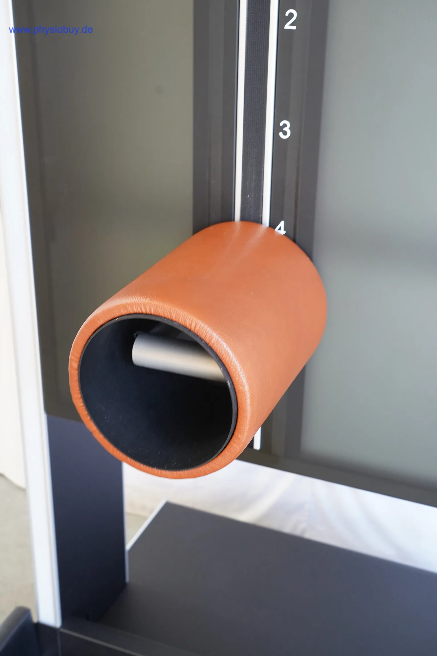 Orangefarbenes Griffpolster mit Positionsskala an einer fle-xx-Trainingsstation, Nahaufnahme