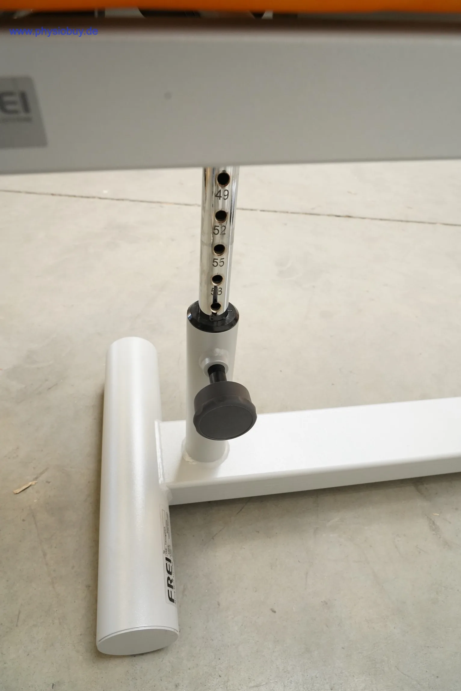 Höhenverstellsäule des FREI Genius Trainingstischs mit Skala, Detailansicht