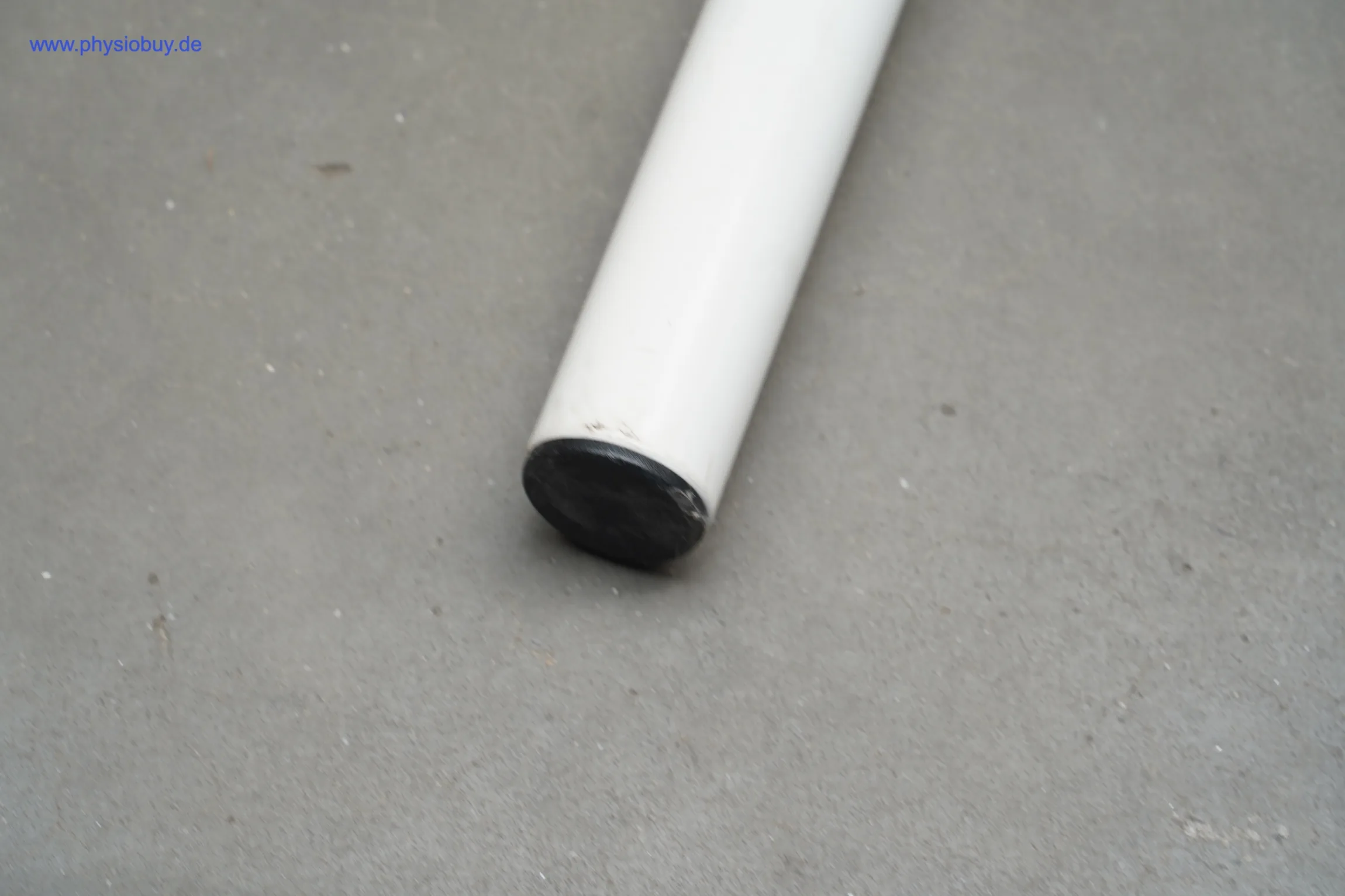 Rohrende mit schwarzer Endkappe des Stativs für Zugapparate, Nahaufnahme