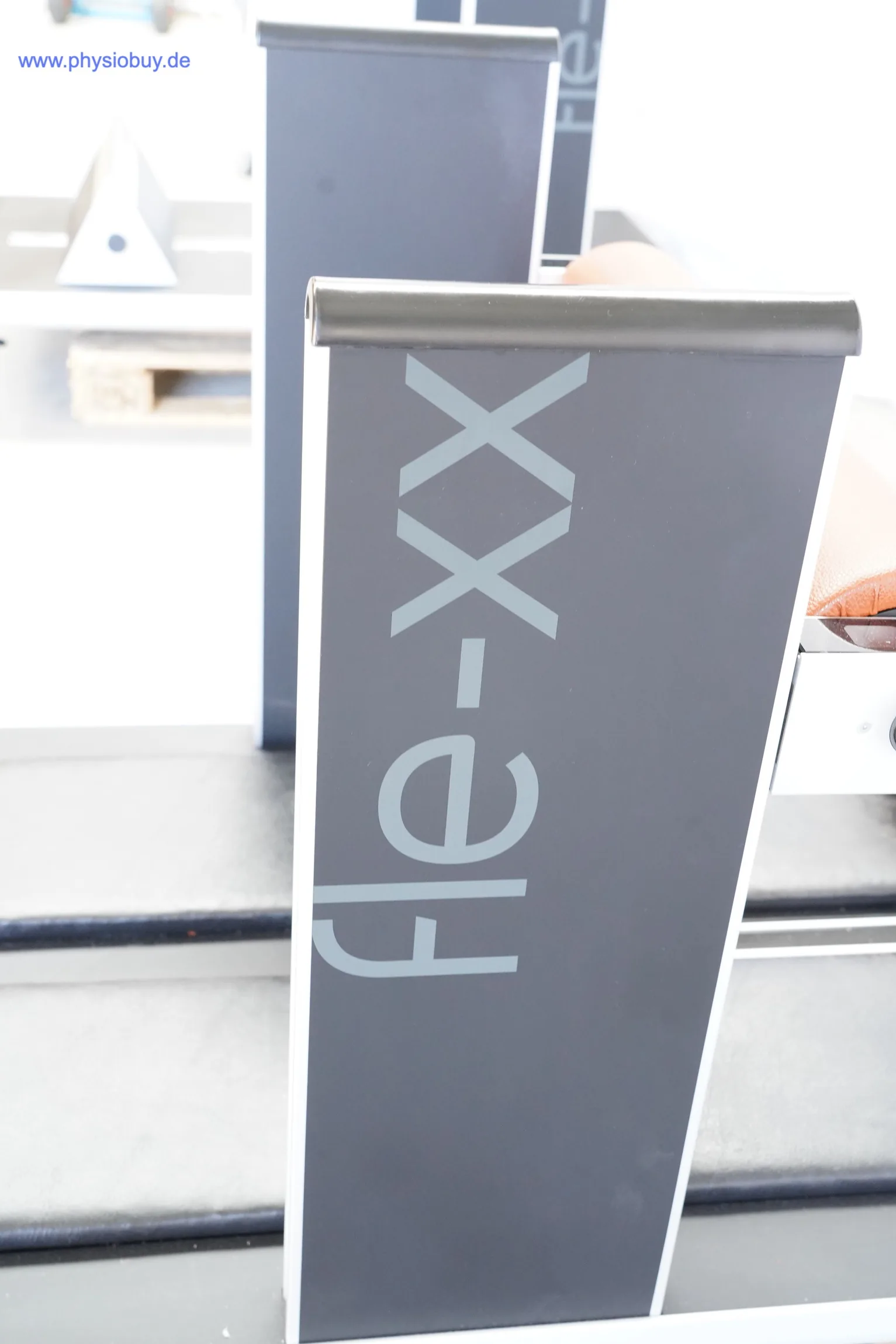 fle-xx-Schriftzug am Pfosten einer Trainingsstation, Nahaufnahme