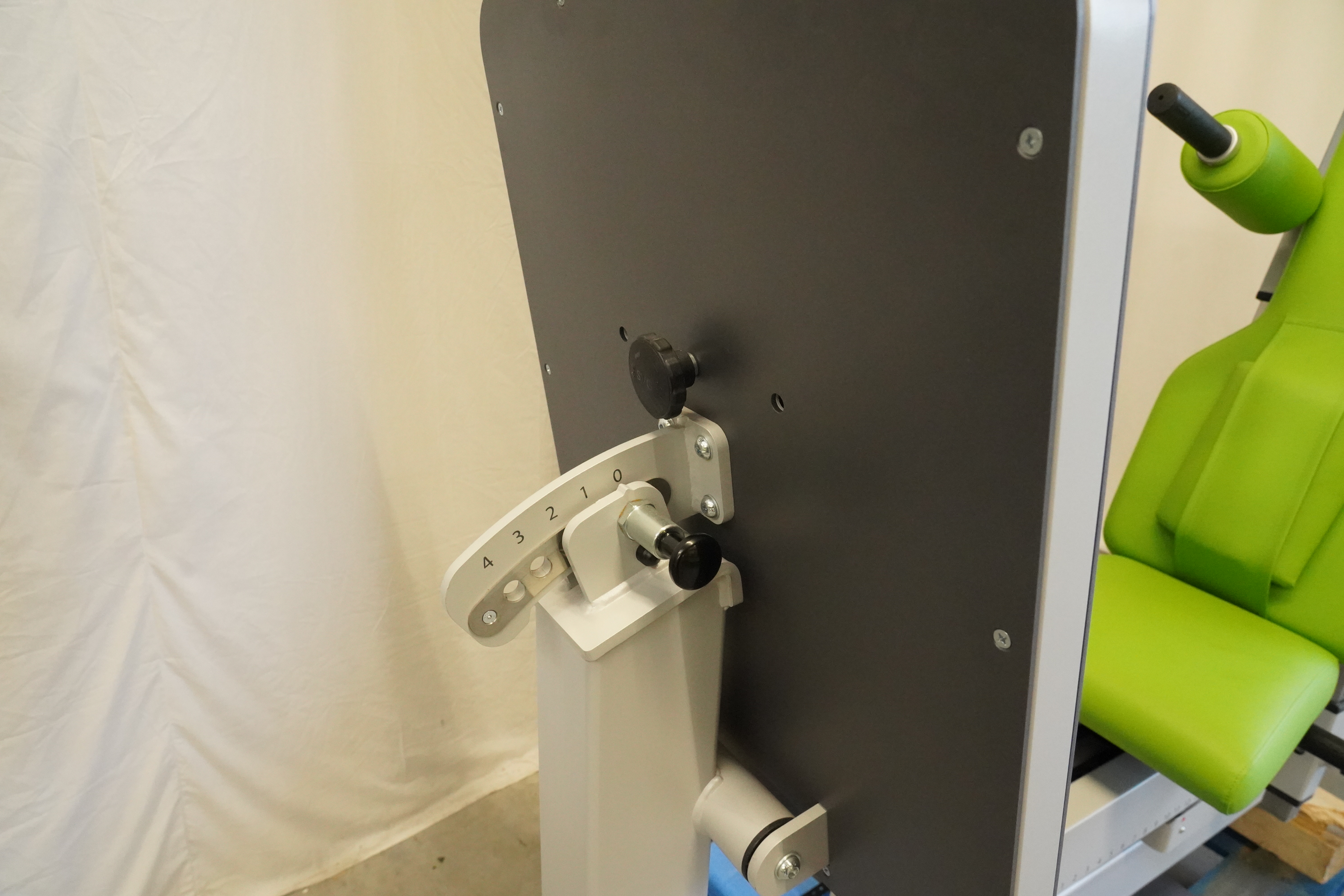 SVG RehaLine 2.0 KG-Gerätesatz: Rückseite mit Verstellmechanik, Lochsegment und Klemmgriffen, rechts grüne Polster