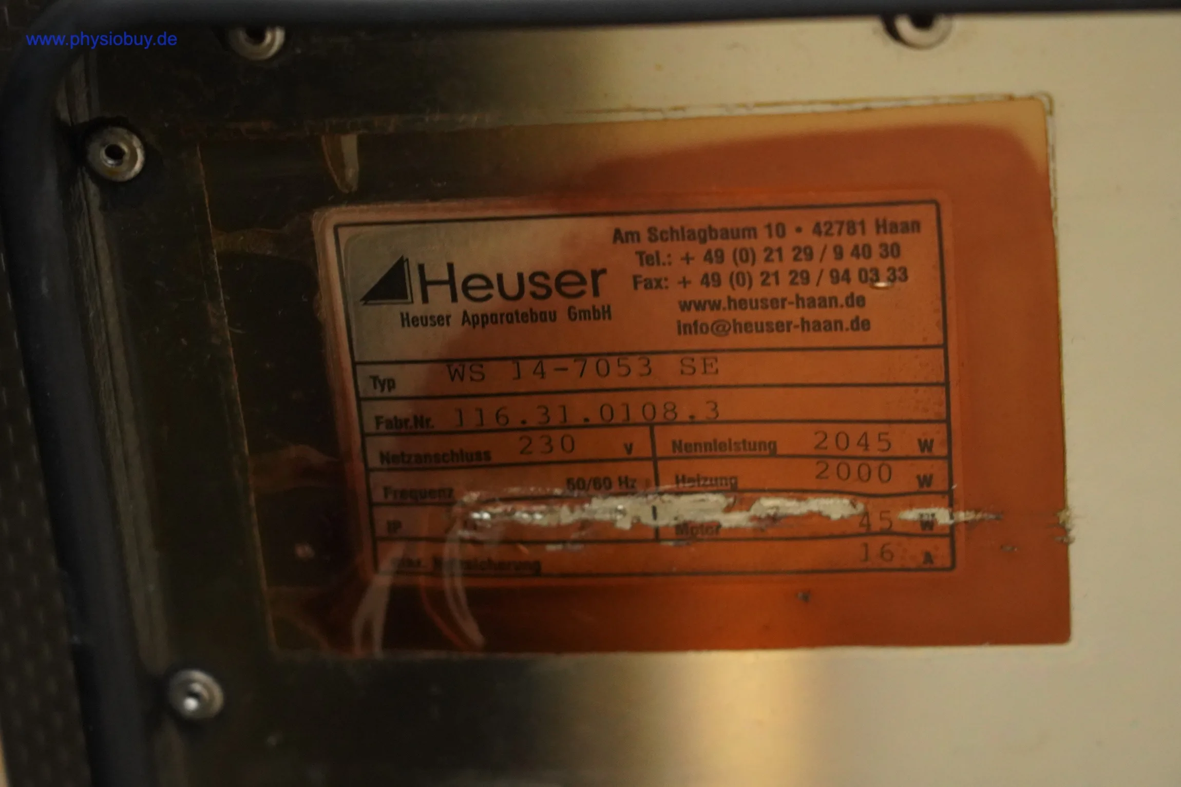 Typenschild des Heuser Wärmeschranks WS14-7054SE von Heuser Apparatebau GmbH, teilweise zerkratzt und abgenutzt