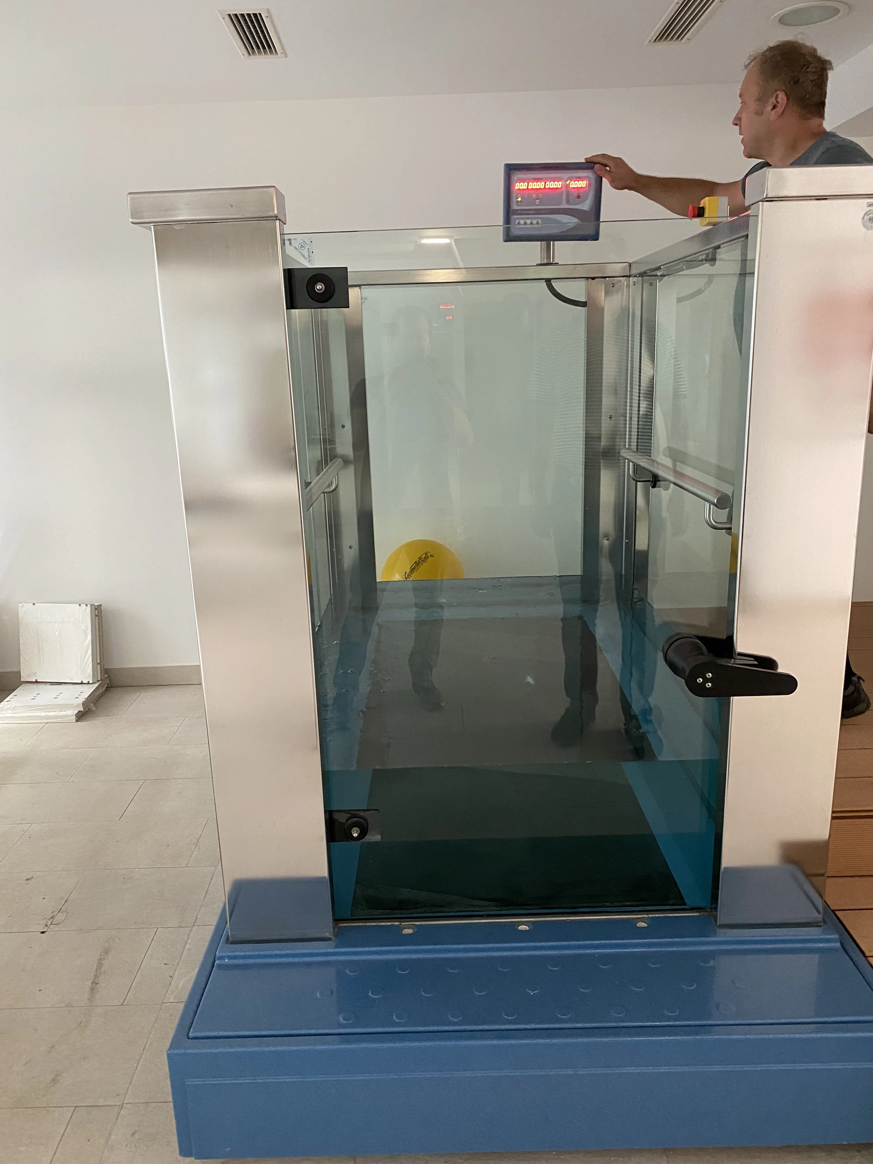 HydroTread Unterwasserlaufband mit Glaskabine und Bedienpanel