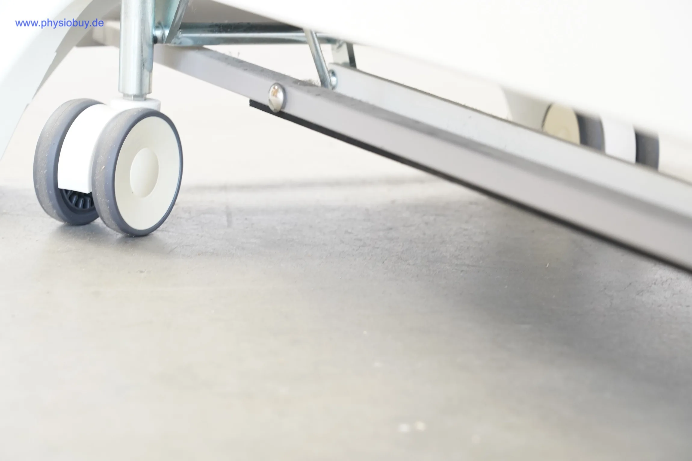 Laufrolle der Therapieliege Gymna unter dem Rahmen, Nahaufnahme